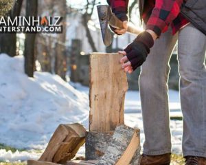 Mann hackt Holzscheite für Kamin